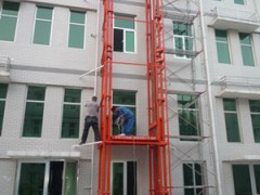 液压升降机广泛适用于汽车、集装箱、模具制造，木材加工，化工灌装等各类工业企业及生产流水线，满足不同作业高度的升降需求，同时可配装各类
台面形式（如滚珠、滚筒、转盘、转向、倾翻、伸缩），配合各种控制方式（分动、联动、防爆），具有升降平稳准确、频繁启动、载重量大等特点，
有效解决工业企业中各类升降作业难点，使生产作业轻松自如。 
液压升降平台主要是通过液压油的压力传动从而实现升降的功能,它的剪叉机械结构，使升降机起升有较高的稳定性，宽大的作业平台和较高的承载能力
，使高空作业范围更大、并适合多人同时作业。它使高空作业效率更高，安全更保障。