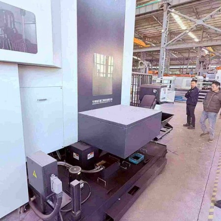 海天800双工位卧加 准新机图2